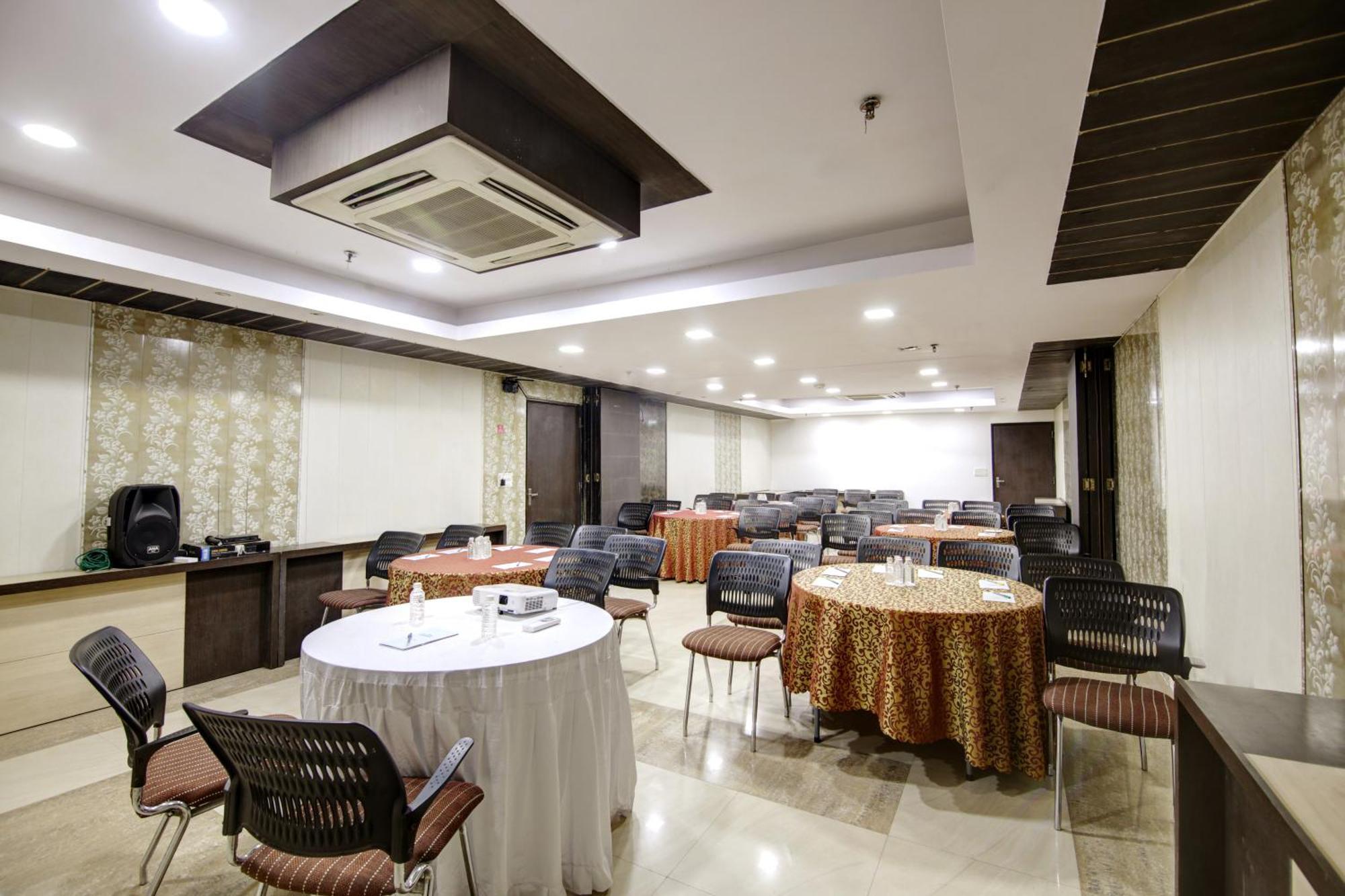 Hotel Good Times Near Ganga Ram Hospital And Karol Bagh Metro Дели Экстерьер фото