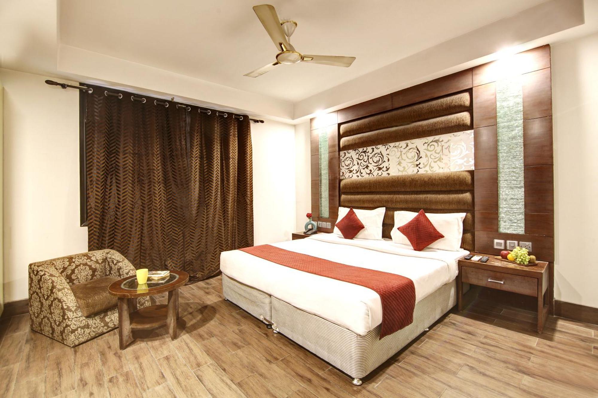 Hotel Good Times Near Ganga Ram Hospital And Karol Bagh Metro Дели Экстерьер фото