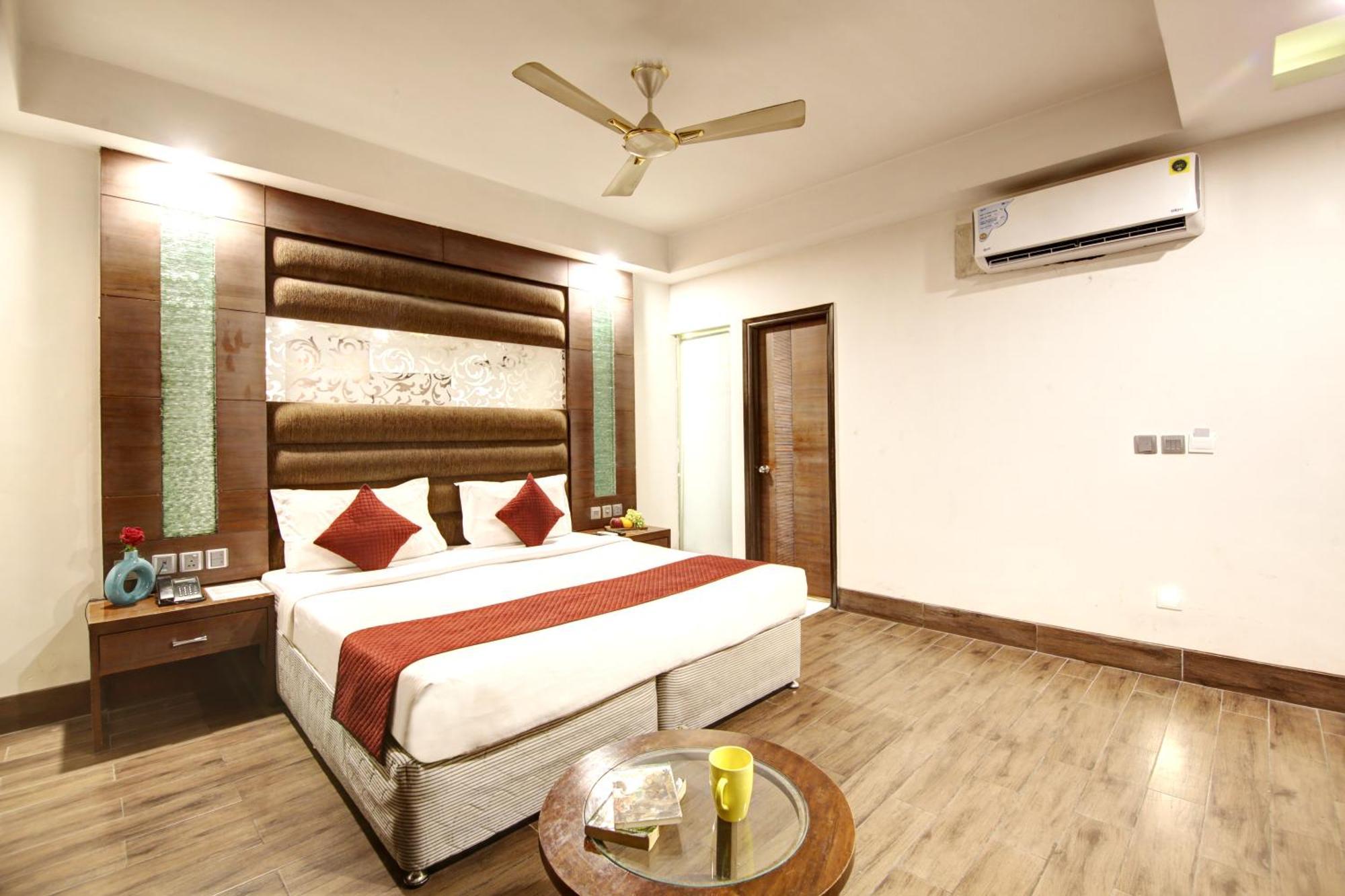 Hotel Good Times Near Ganga Ram Hospital And Karol Bagh Metro Дели Экстерьер фото