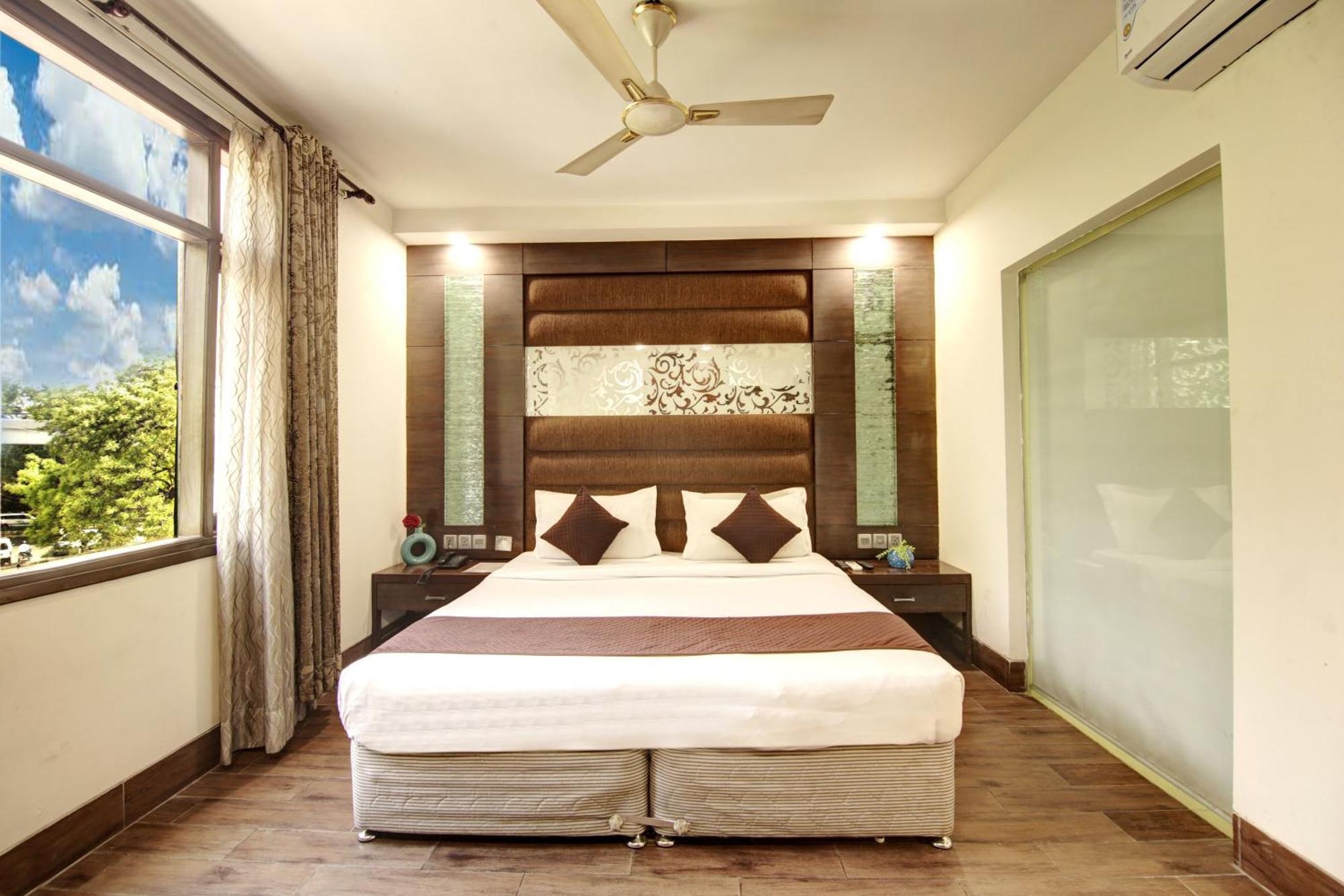 Hotel Good Times Near Ganga Ram Hospital And Karol Bagh Metro Дели Экстерьер фото