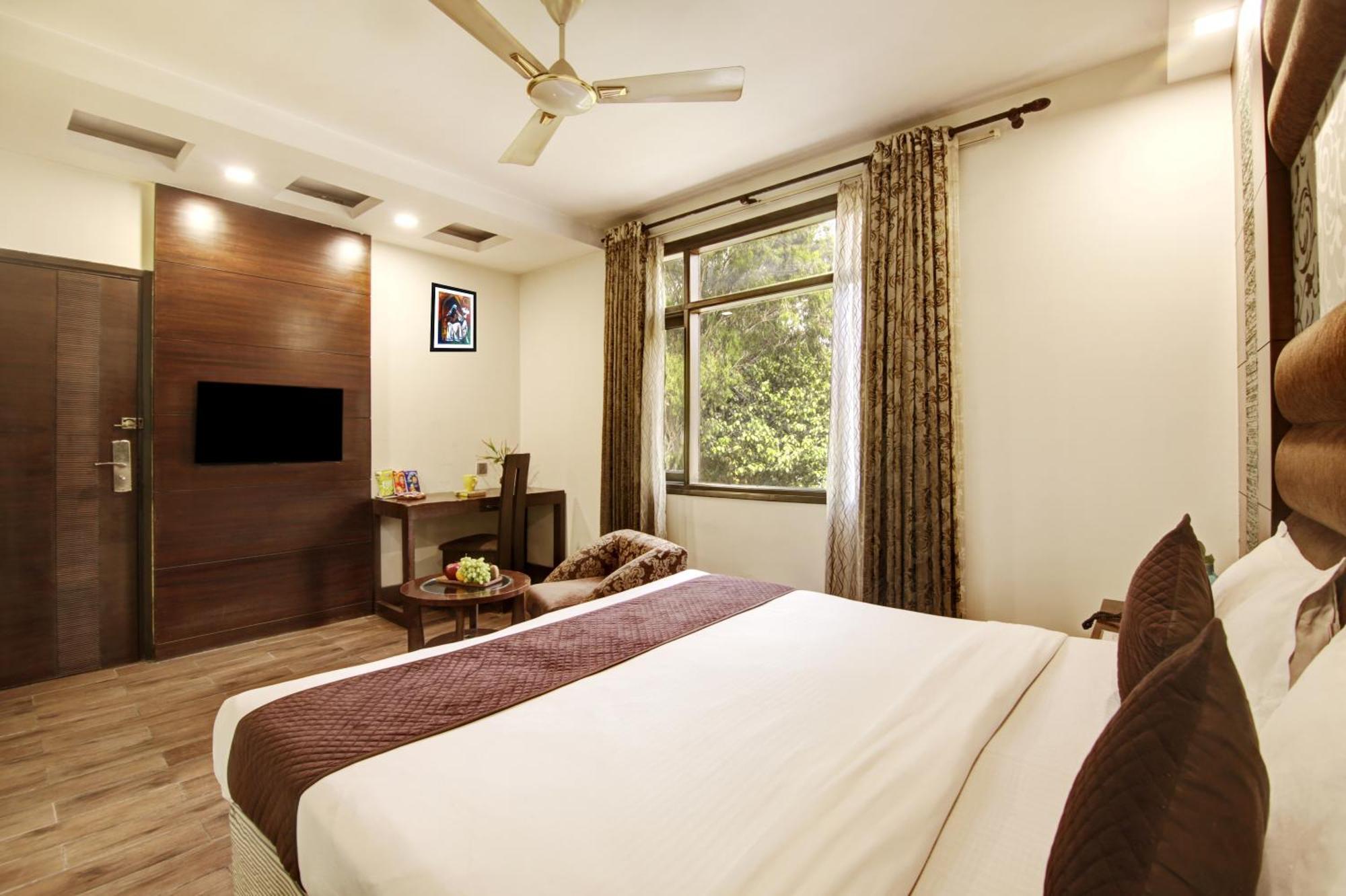 Hotel Good Times Near Ganga Ram Hospital And Karol Bagh Metro Дели Экстерьер фото
