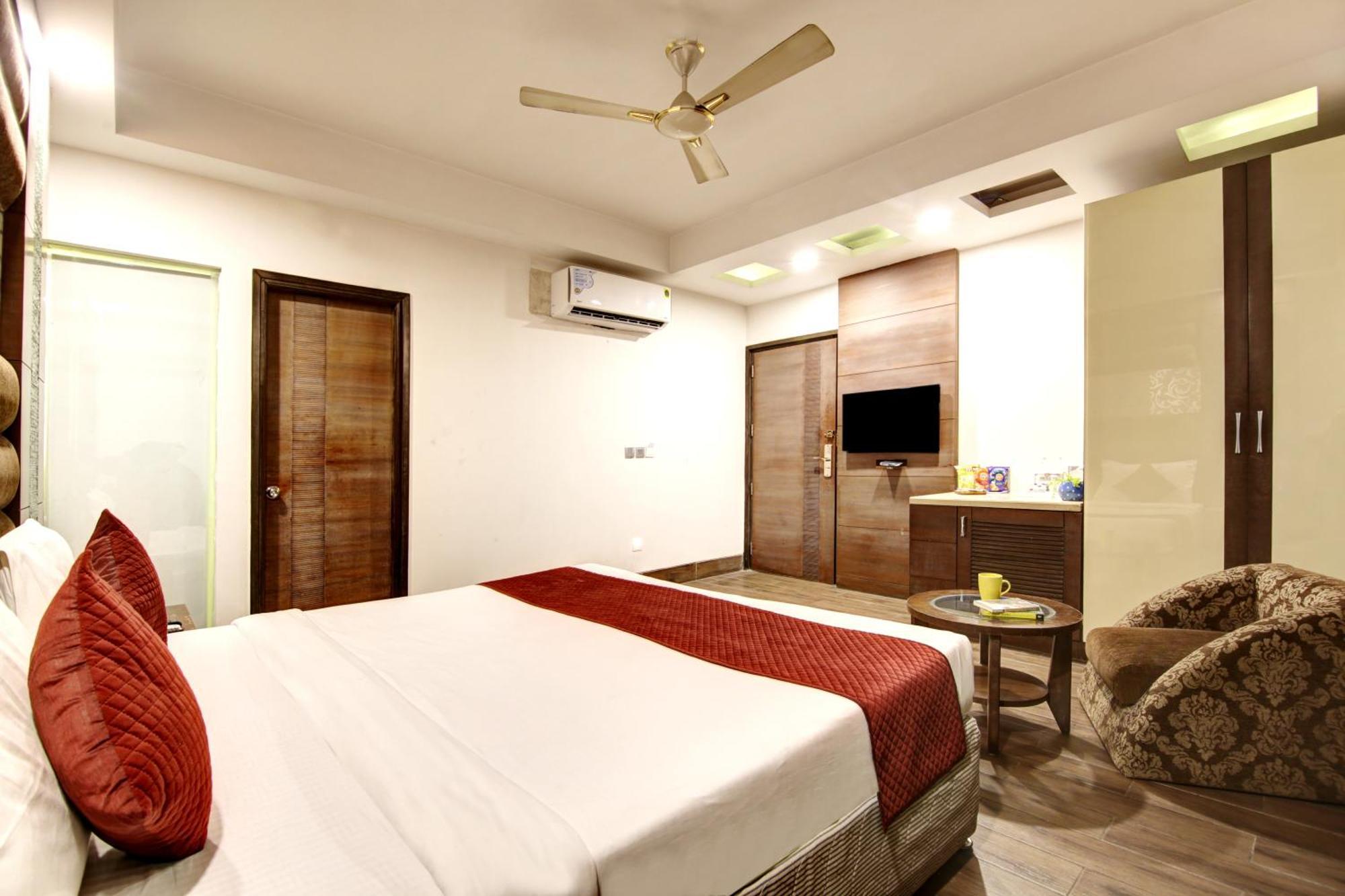 Hotel Good Times Near Ganga Ram Hospital And Karol Bagh Metro Дели Экстерьер фото