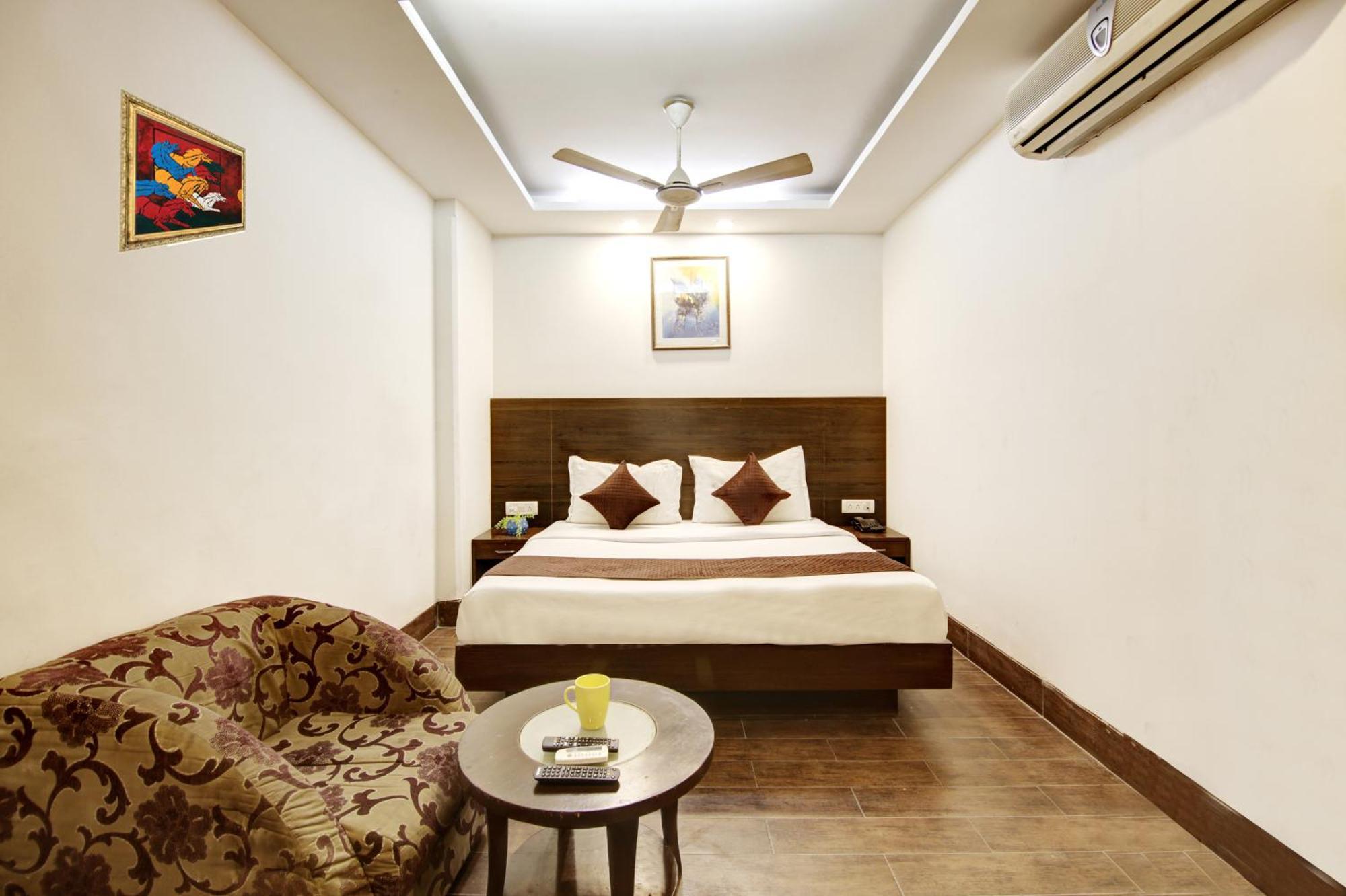 Hotel Good Times Near Ganga Ram Hospital And Karol Bagh Metro Дели Экстерьер фото