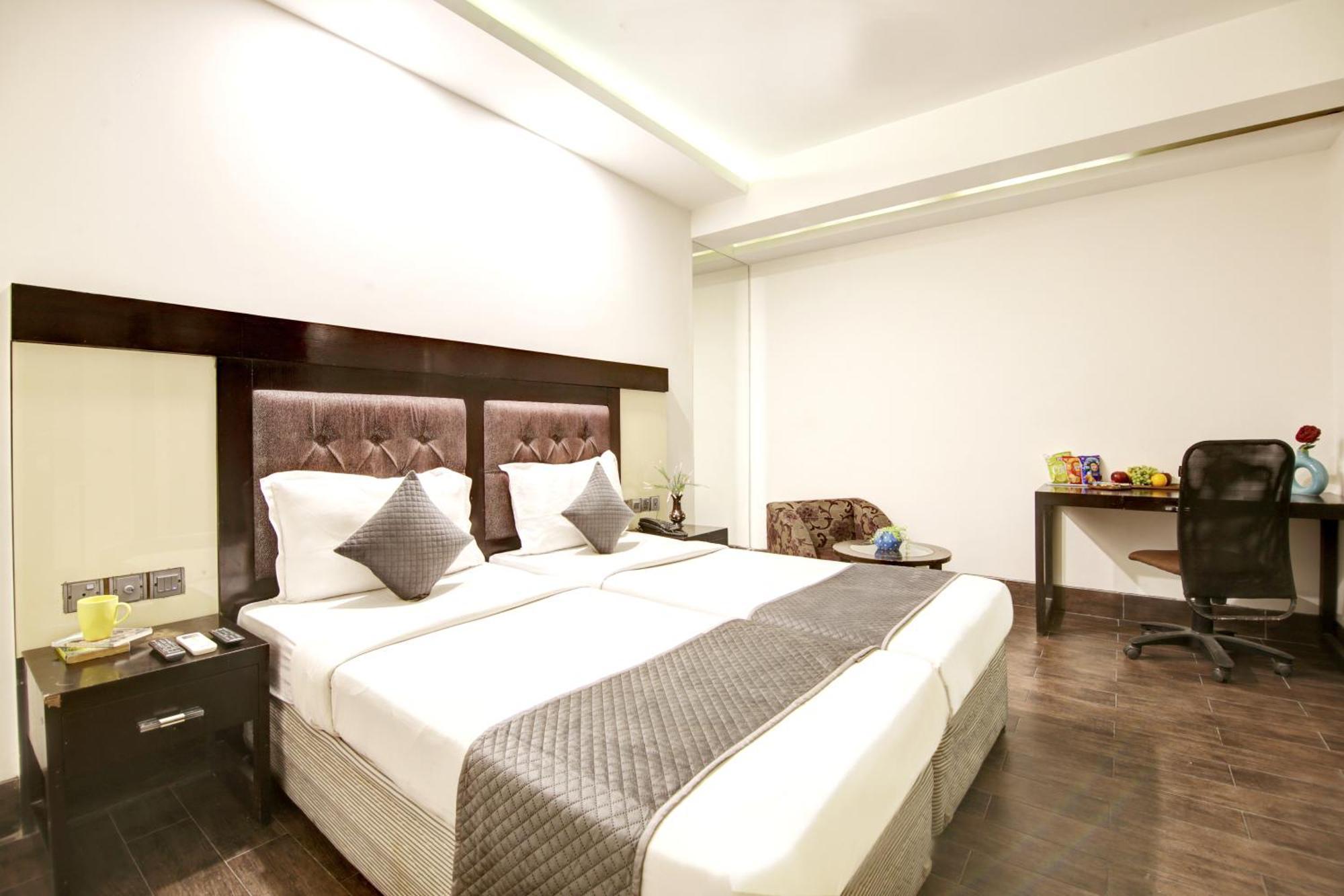 Hotel Good Times Near Ganga Ram Hospital And Karol Bagh Metro Дели Экстерьер фото
