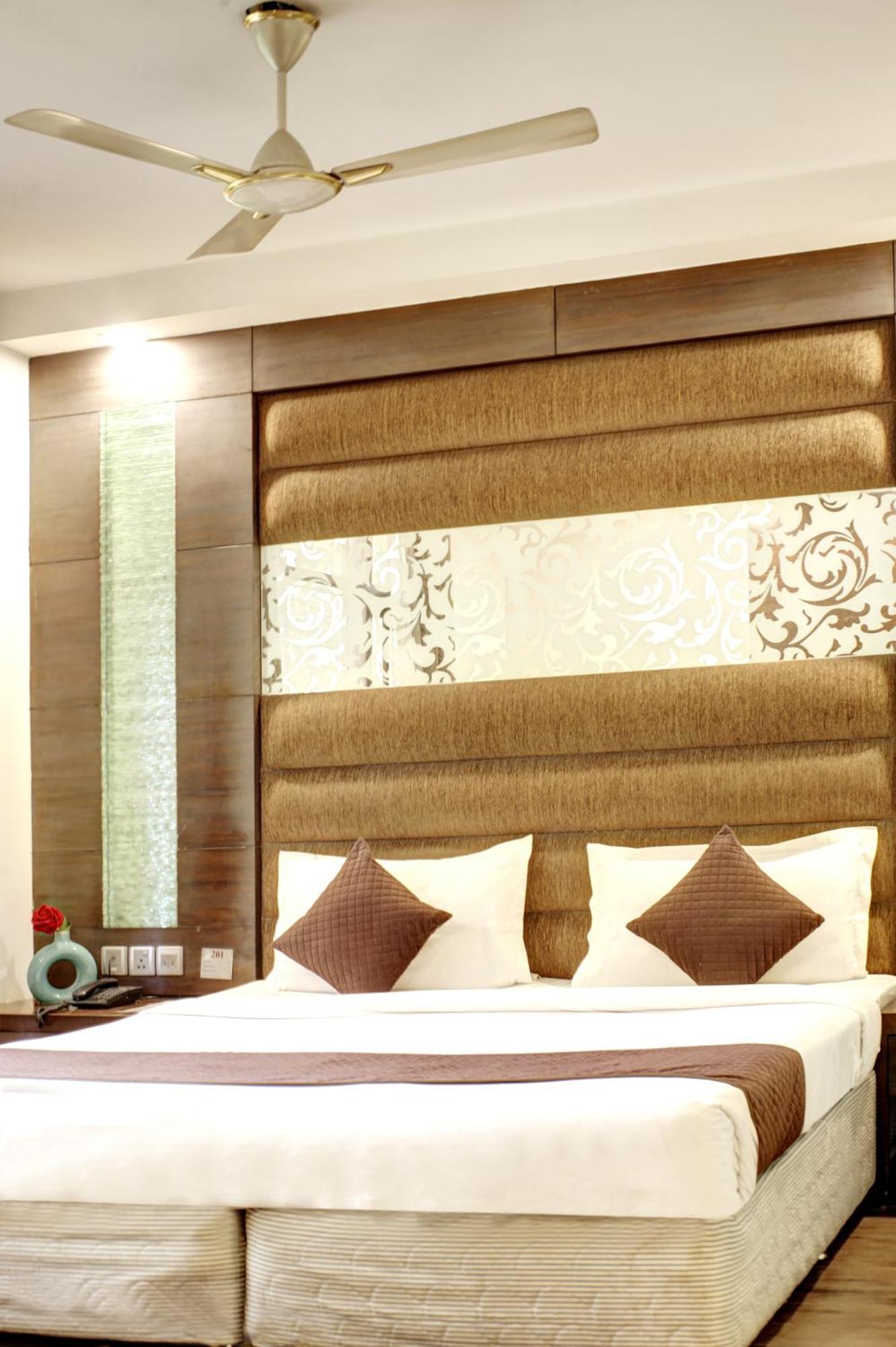Hotel Good Times Near Ganga Ram Hospital And Karol Bagh Metro Дели Экстерьер фото