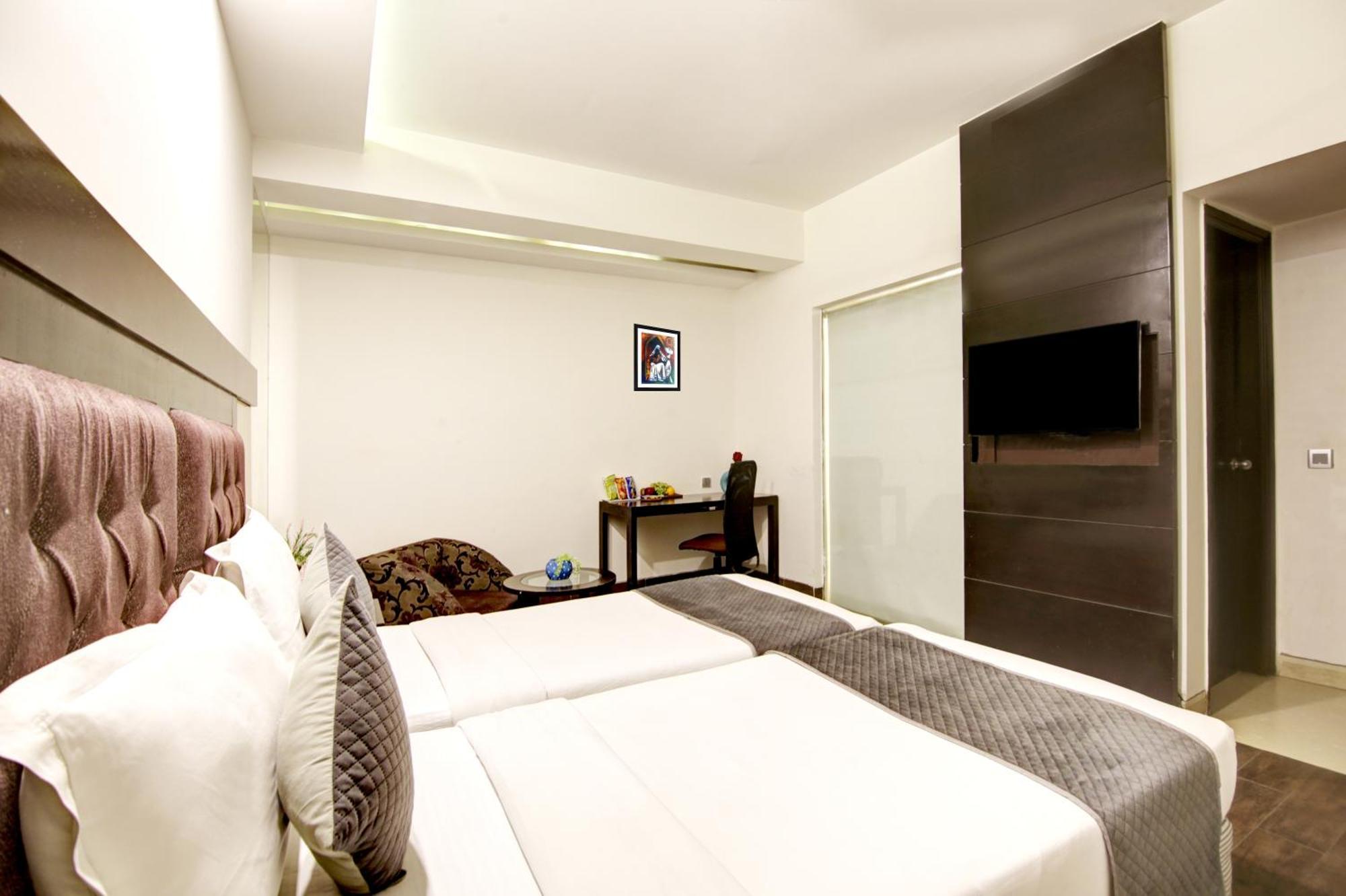 Hotel Good Times Near Ganga Ram Hospital And Karol Bagh Metro Дели Экстерьер фото