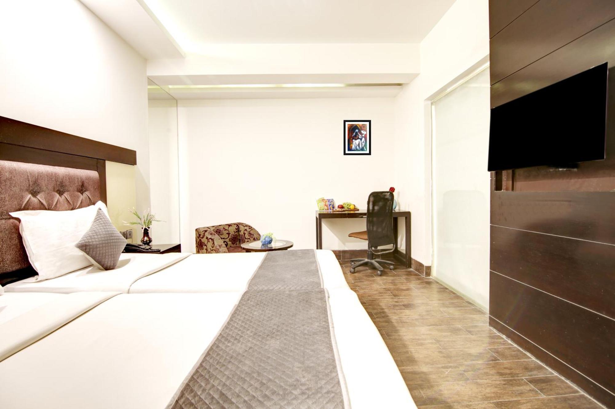 Hotel Good Times Near Ganga Ram Hospital And Karol Bagh Metro Дели Экстерьер фото