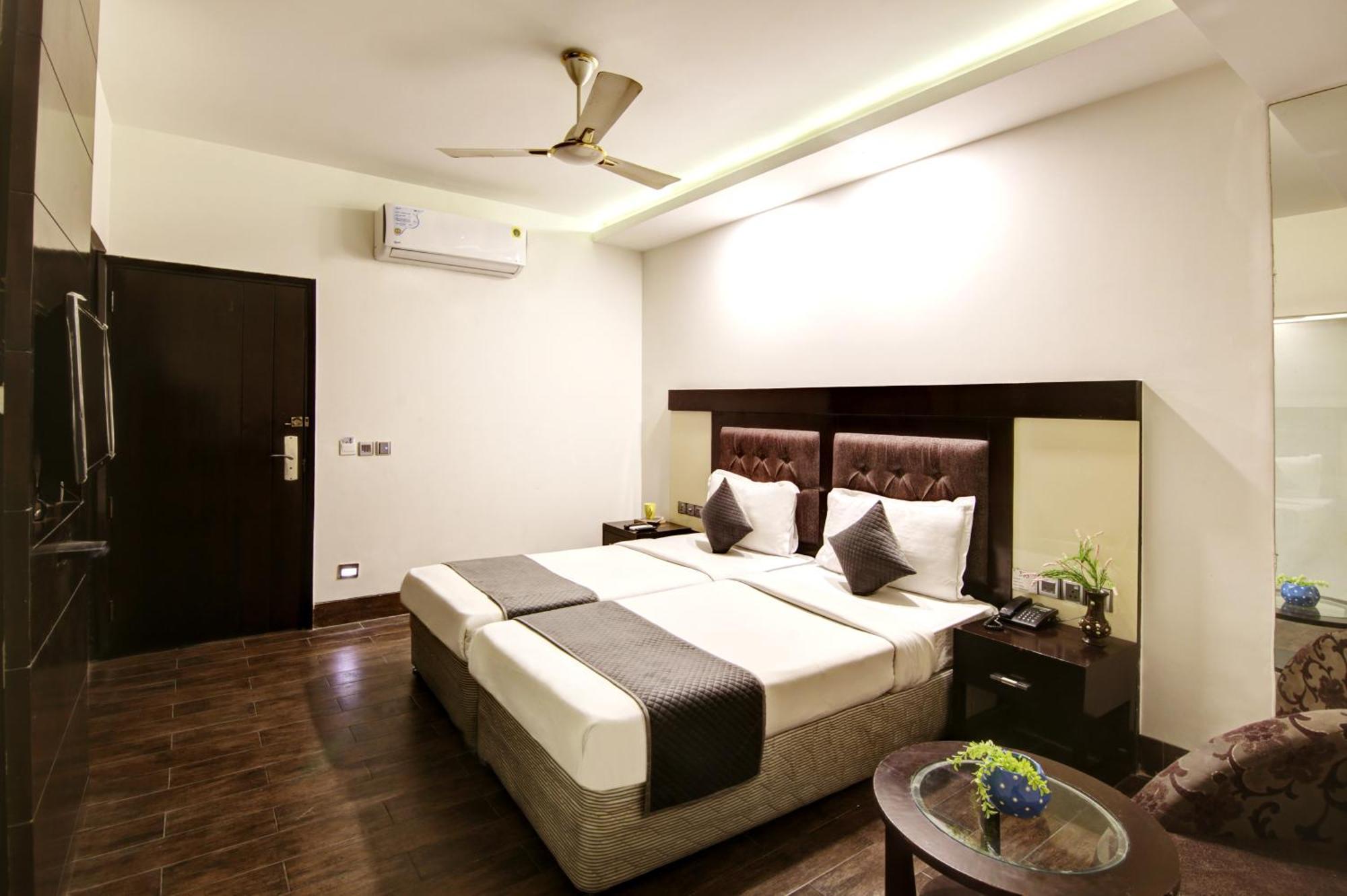 Hotel Good Times Near Ganga Ram Hospital And Karol Bagh Metro Дели Экстерьер фото