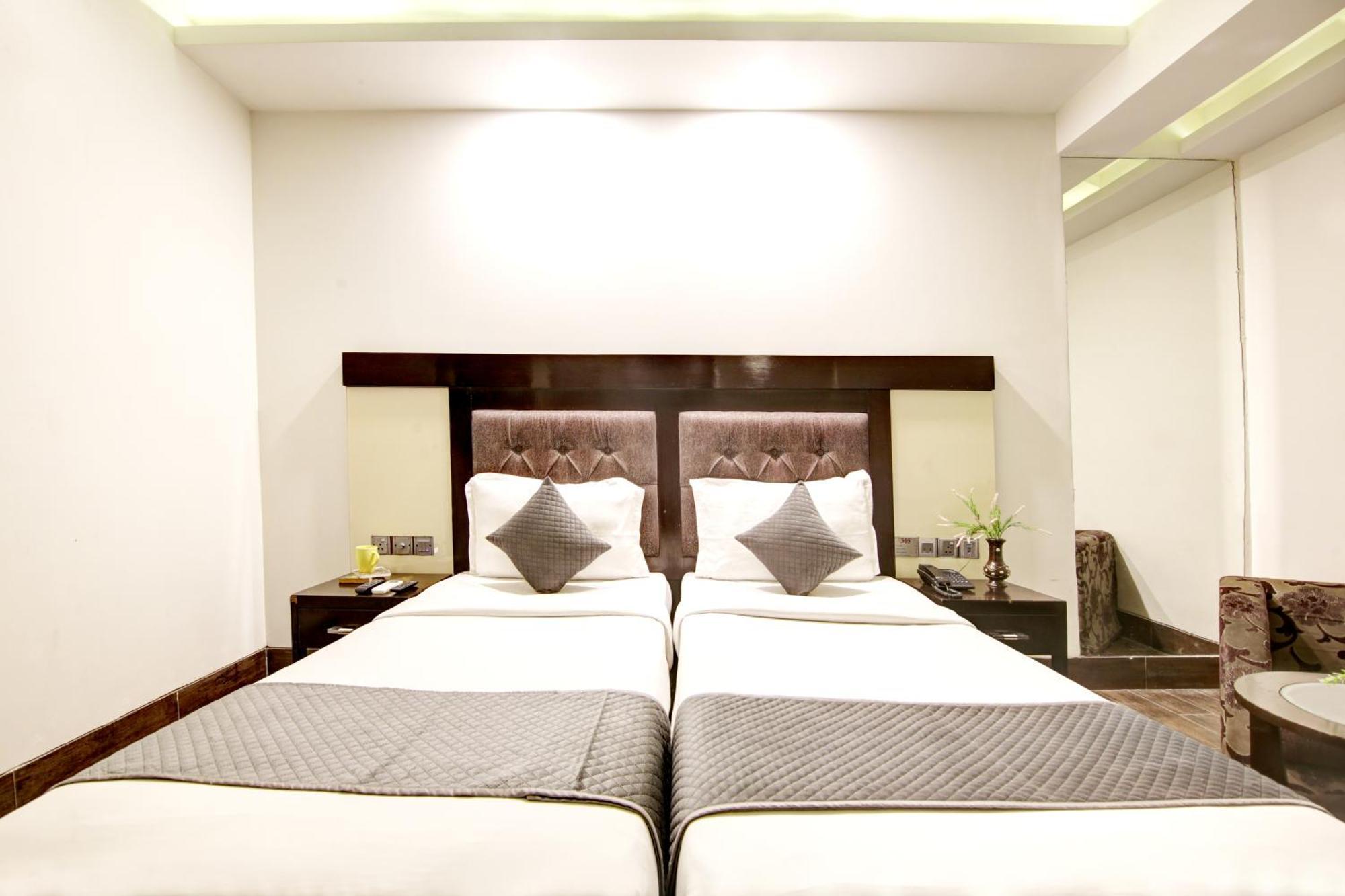 Hotel Good Times Near Ganga Ram Hospital And Karol Bagh Metro Дели Экстерьер фото