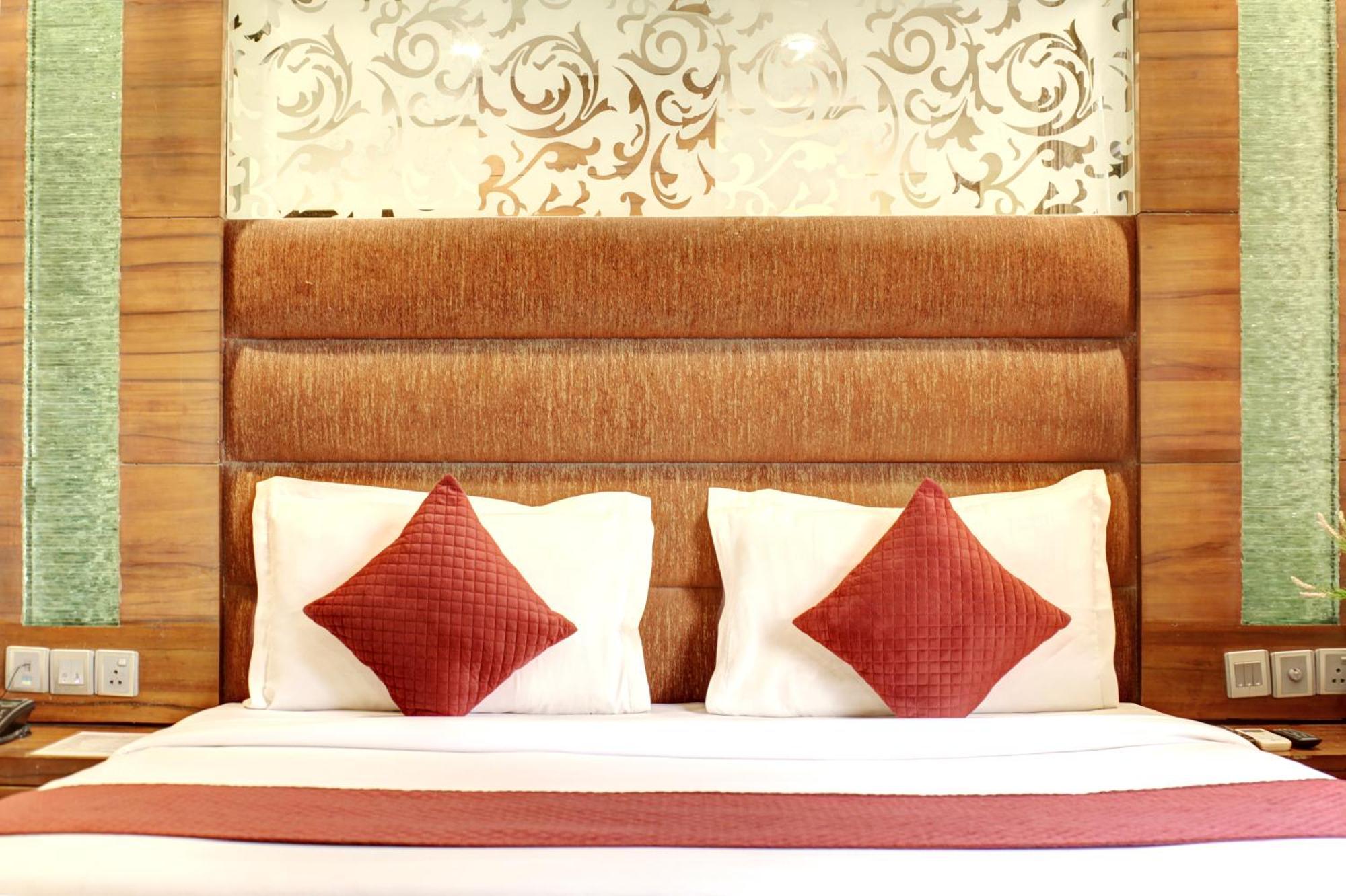 Hotel Good Times Near Ganga Ram Hospital And Karol Bagh Metro Дели Экстерьер фото