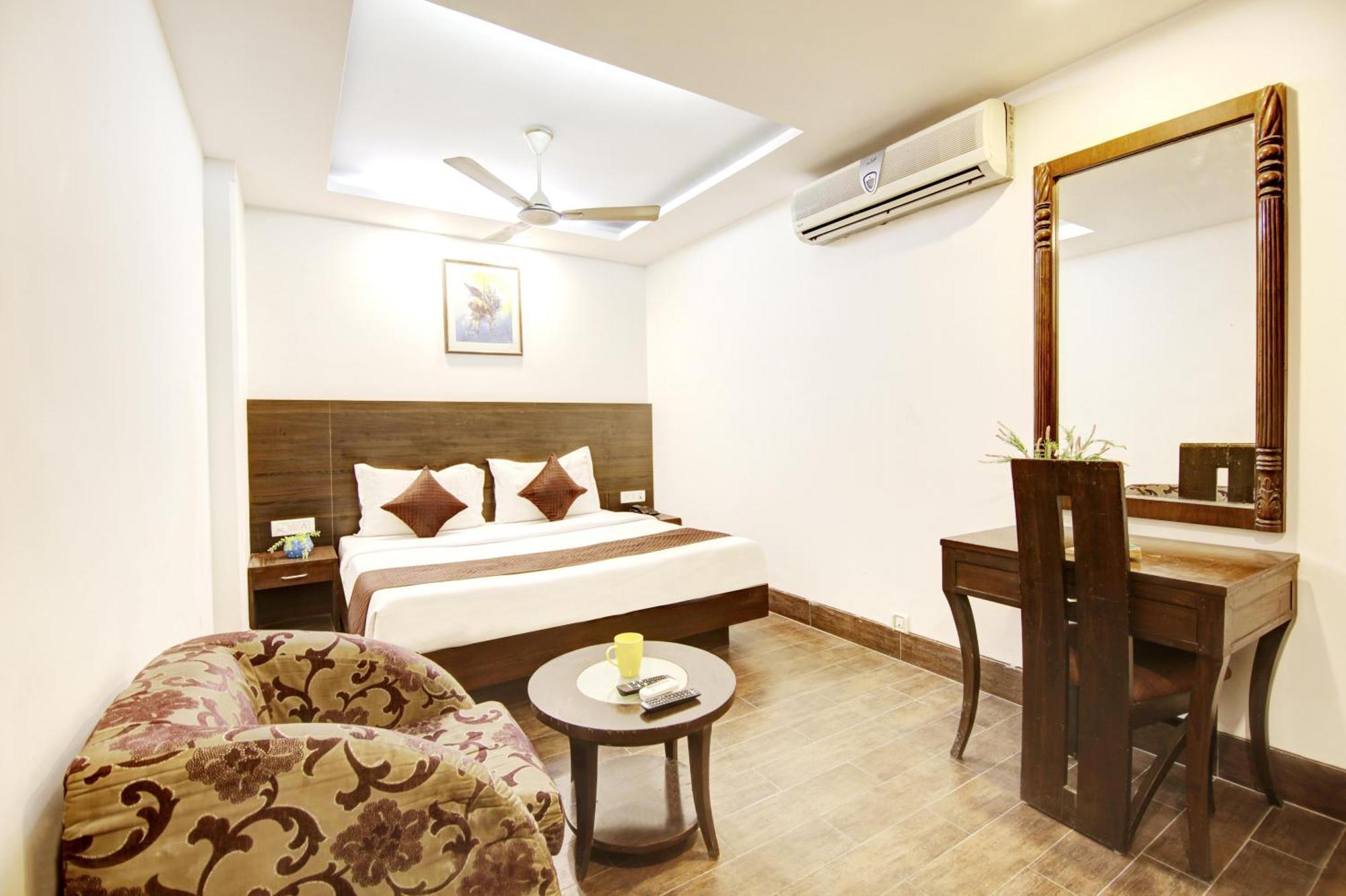 Hotel Good Times Near Ganga Ram Hospital And Karol Bagh Metro Дели Экстерьер фото