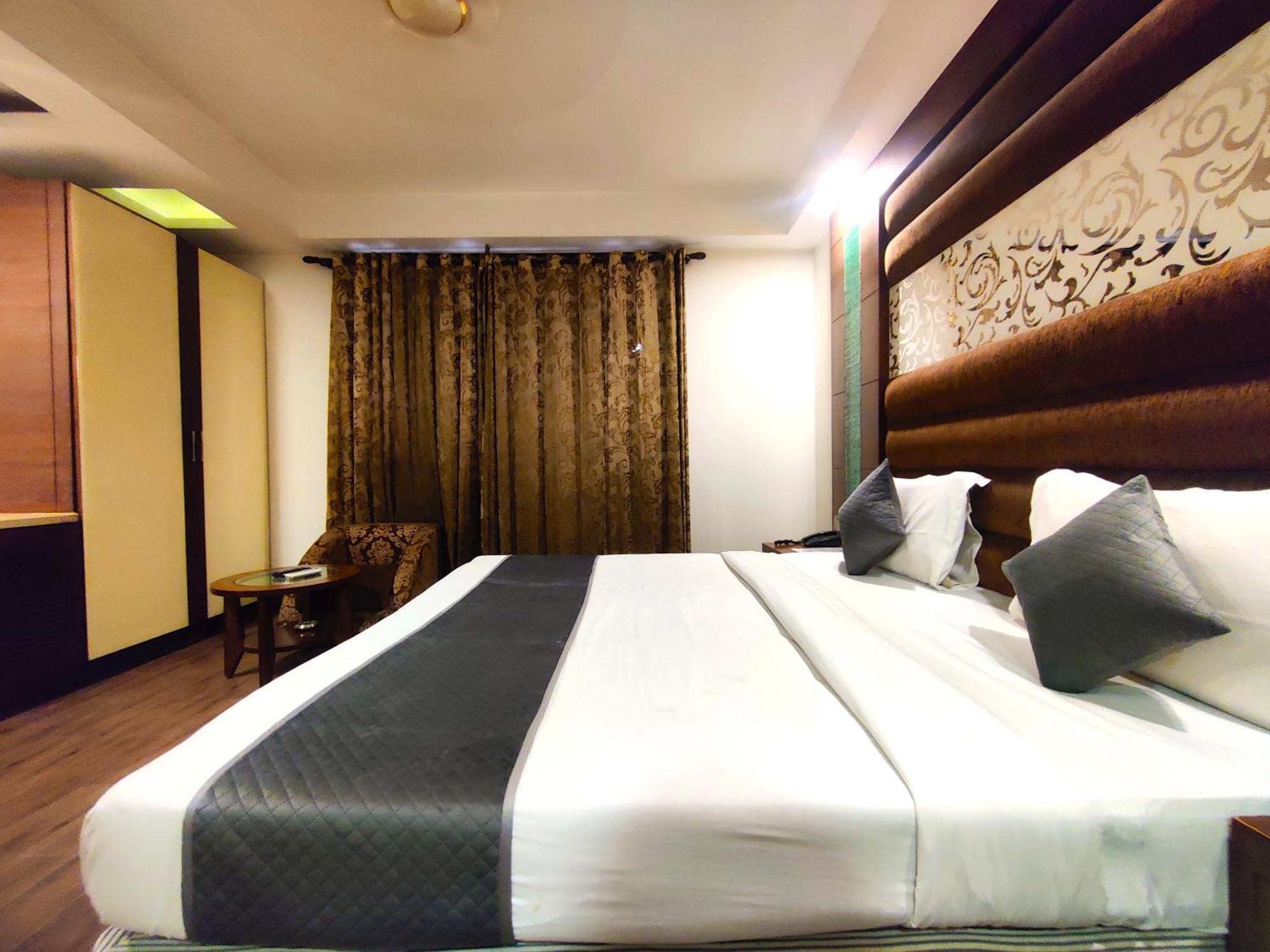 Hotel Good Times Near Ganga Ram Hospital And Karol Bagh Metro Дели Экстерьер фото